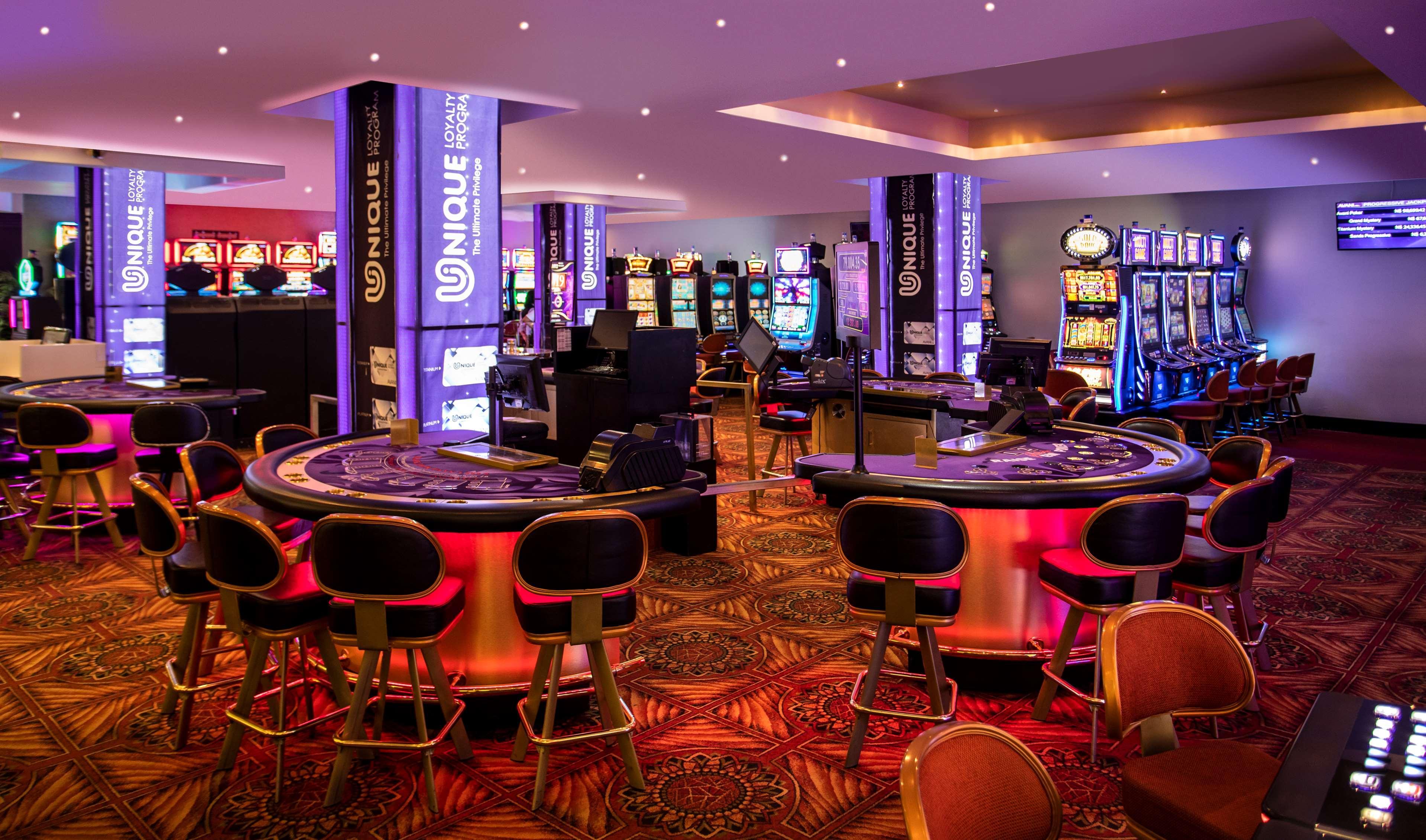 Avani Windhoek Hotel & Casino Экстерьер фото